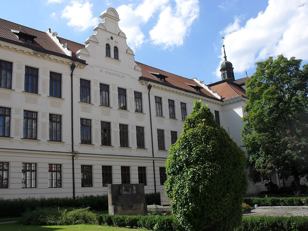 Dzisiejszy widok – Budova Gymnázia Benešov, Husova 470
