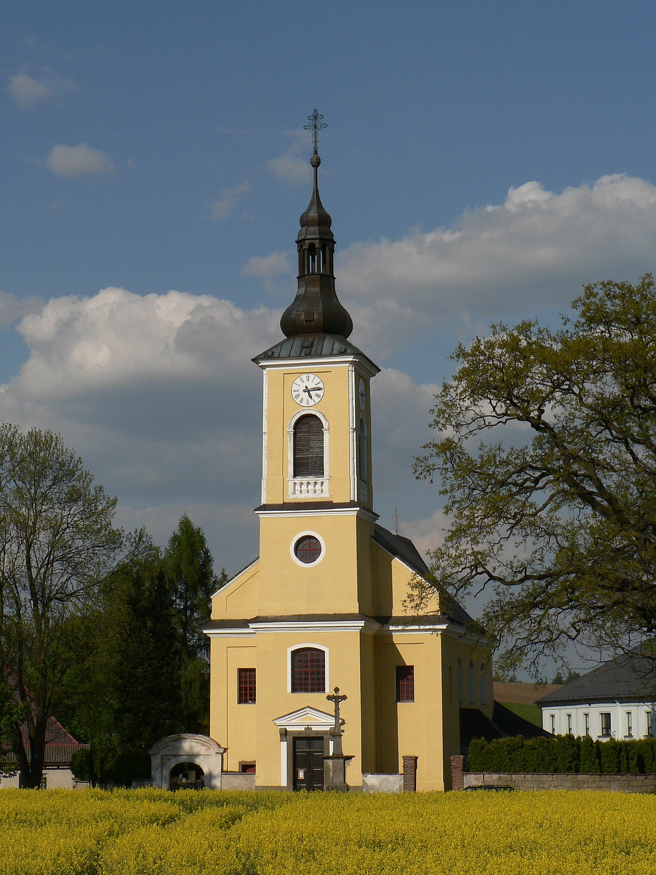 Dnešný pohľad – kostel svatého Mikuláše (Ostrov)
