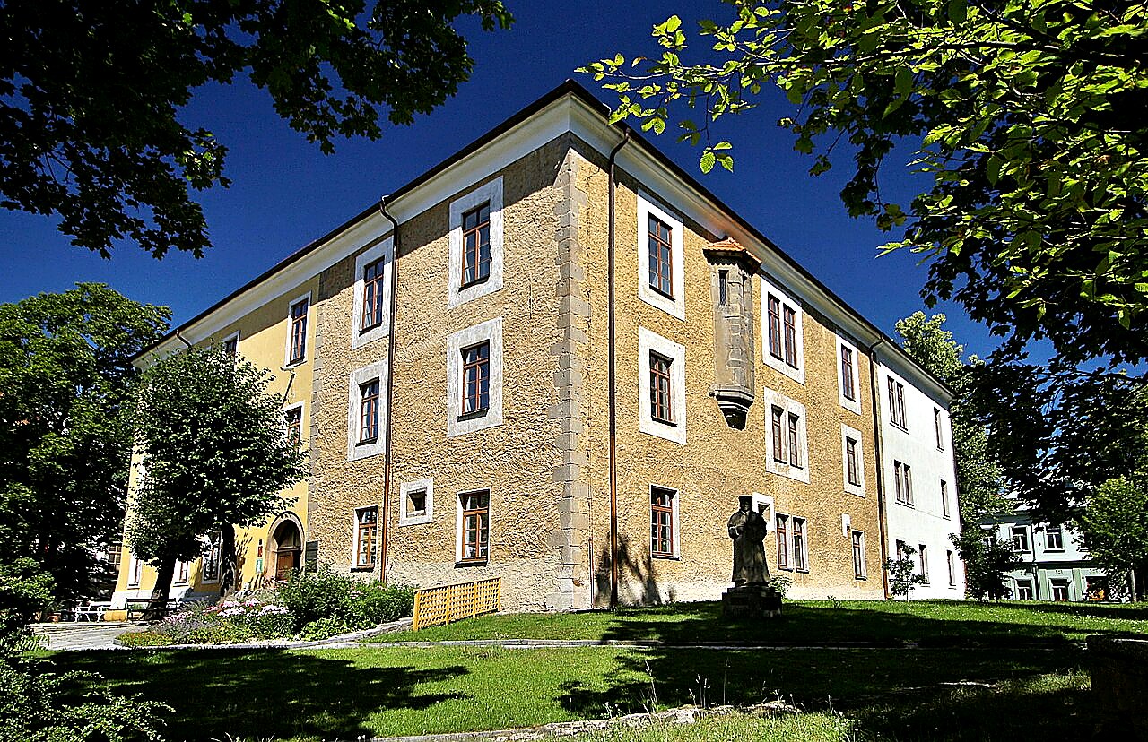 
<span>Arcibiskupský zámek Ernestinum</span>
