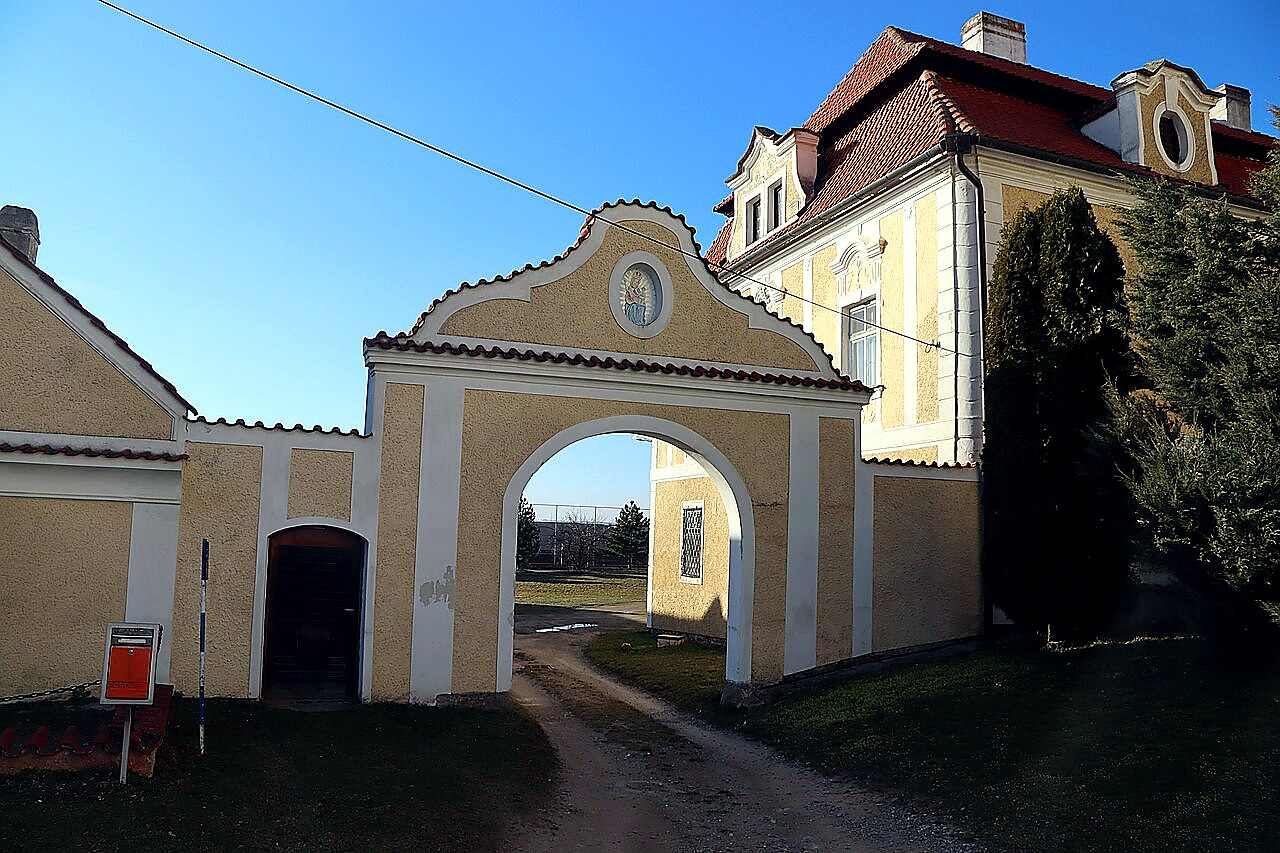 Brána s brankou a ohrazení