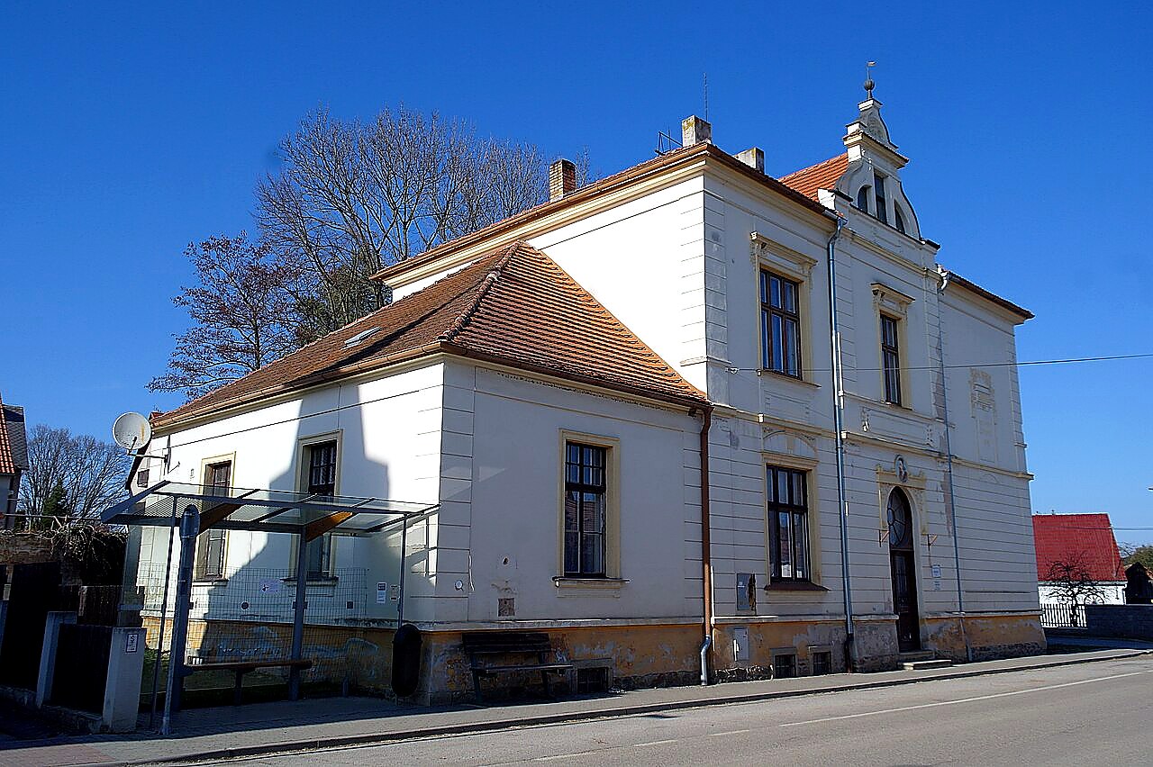 
<span>Budova školy v Hůrkách</span>
