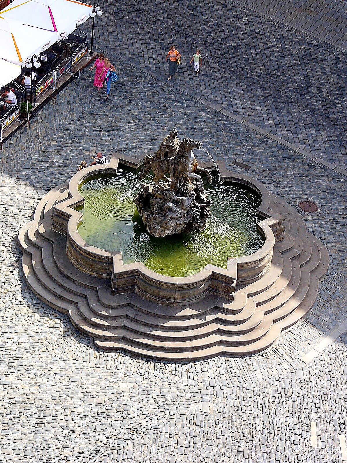 
<span>Caesarova kašna</span>

