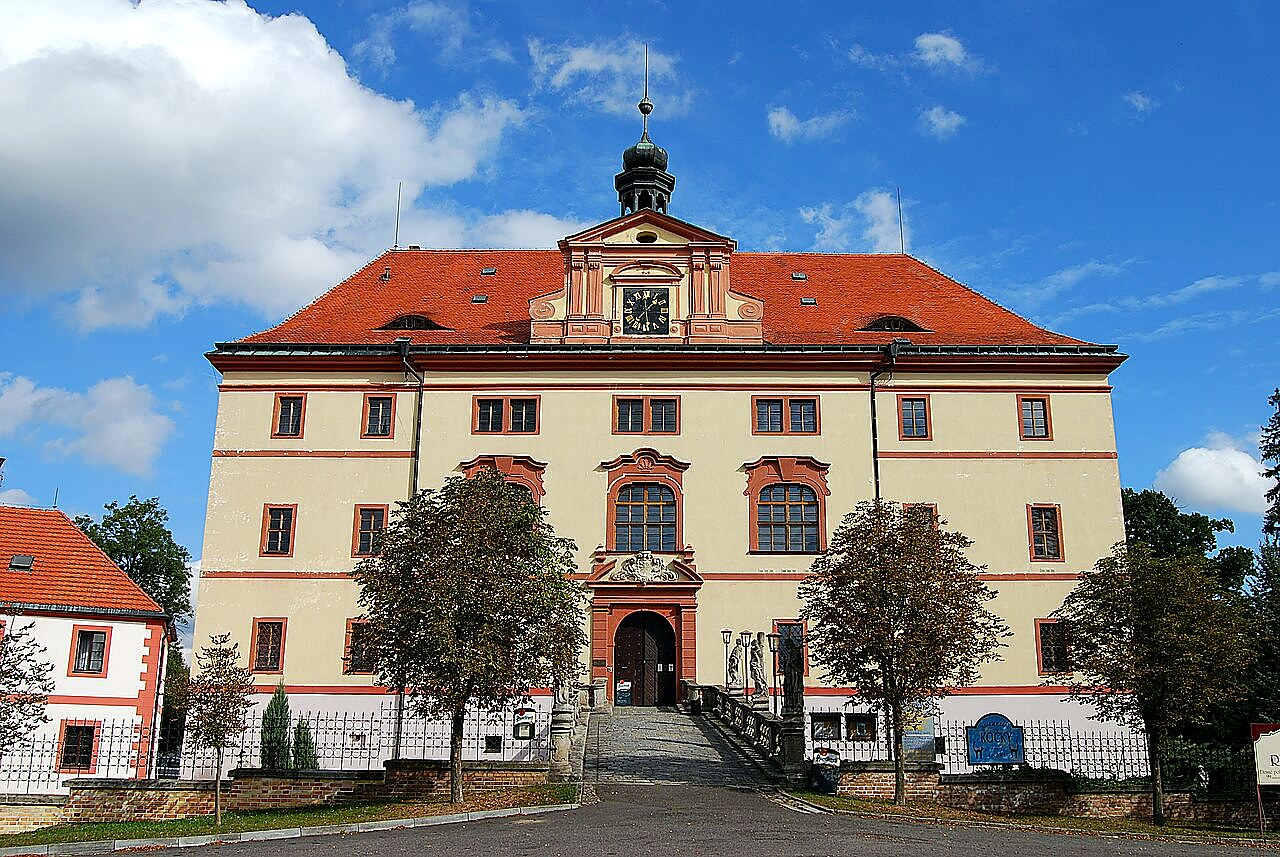 
<span>Nový zámek Lnáře</span>
