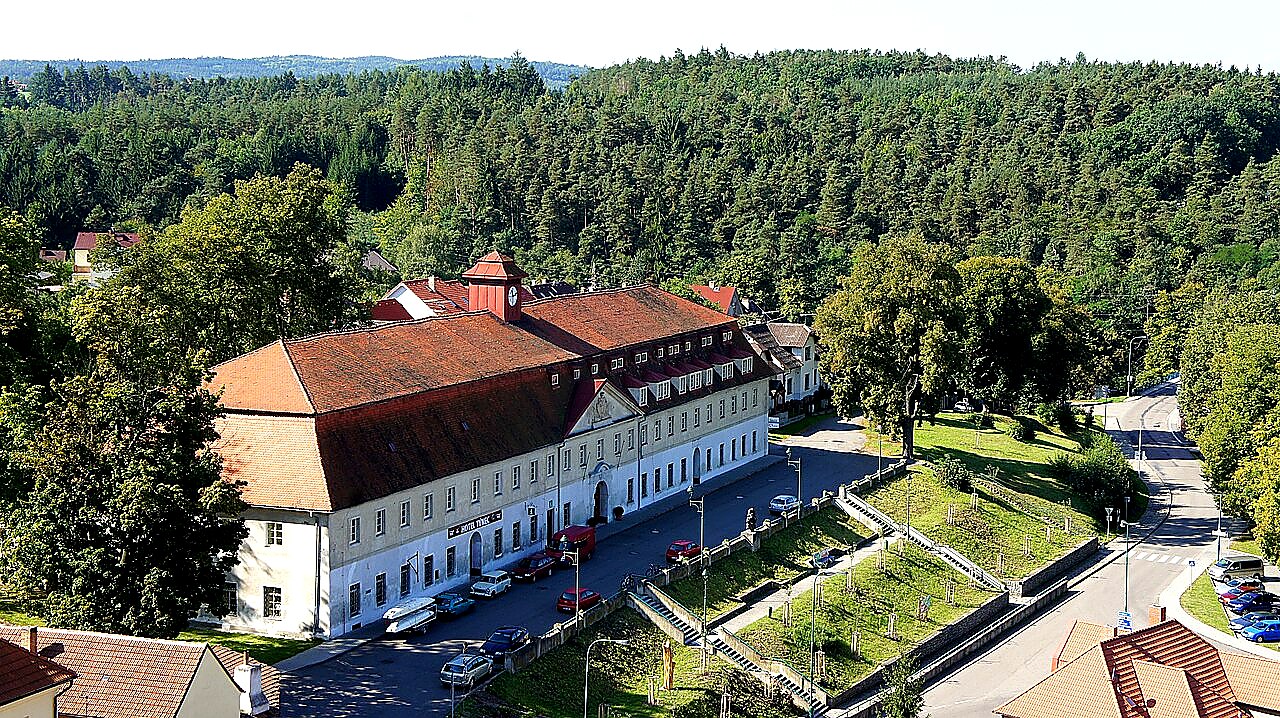 
<span>Společenský dům Týnec nad Sázavou - bývalá továrna na kameninu</span>
