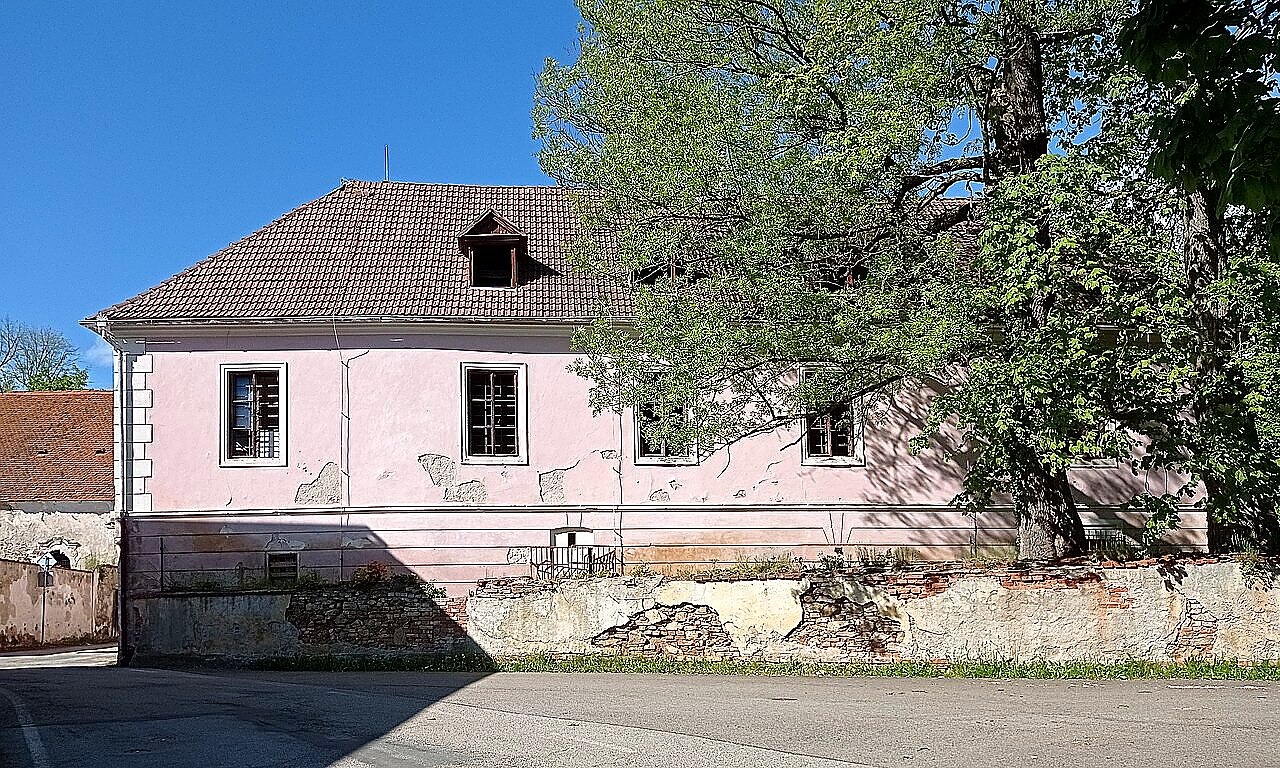 
<span>Starý zámek Neznašov</span>
