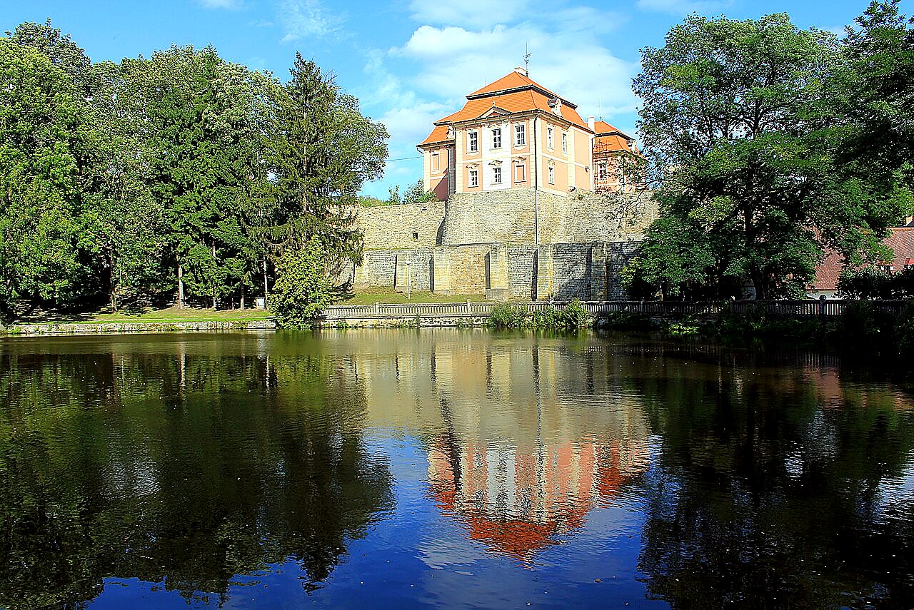 
<span>Zámek Chvalkovice</span>
