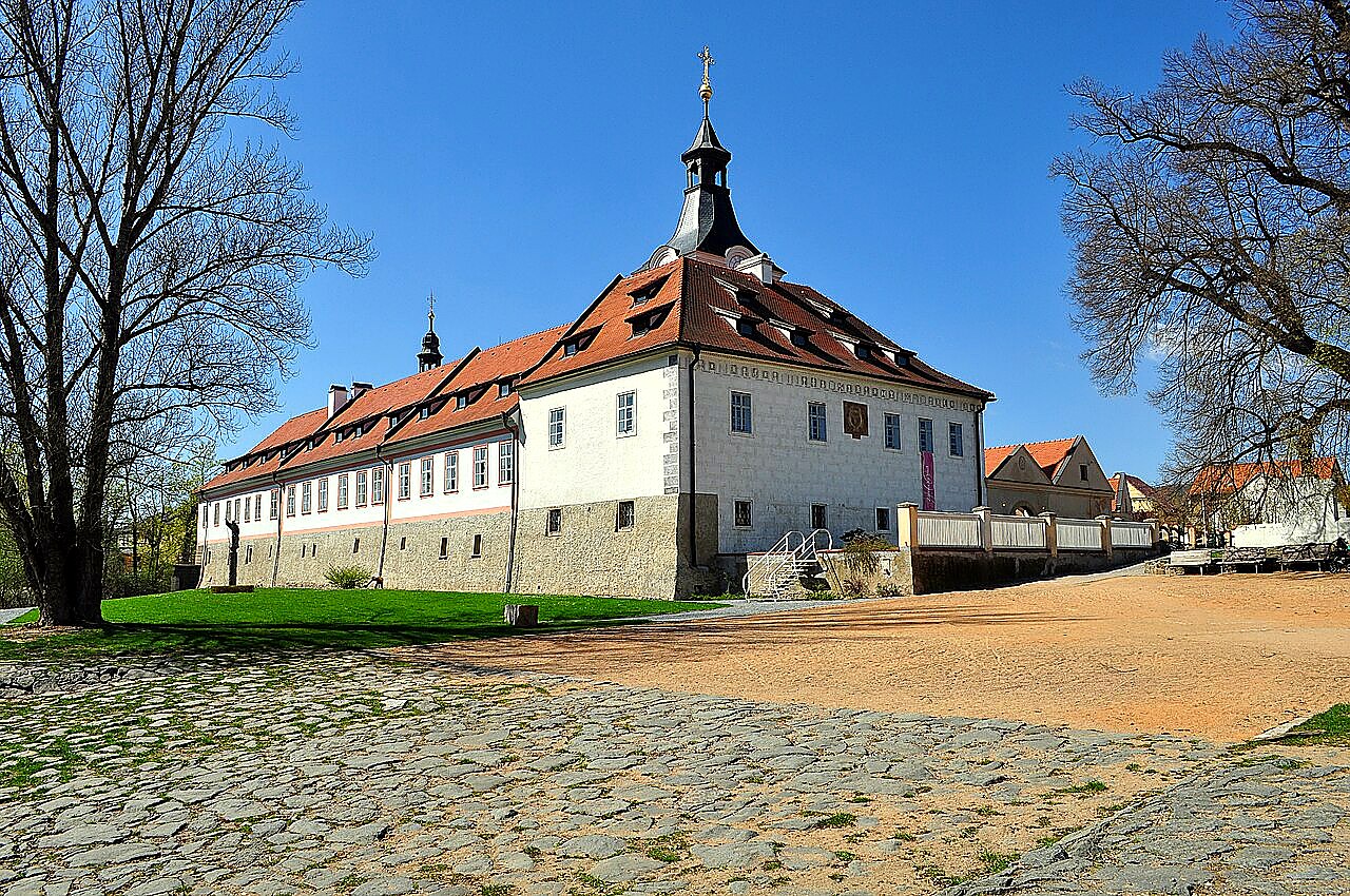 
<span>Zámek Dobřichovice</span>
