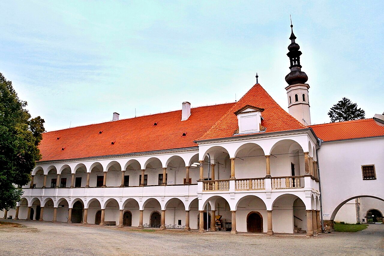 
<span>zámek Oslavany</span>
