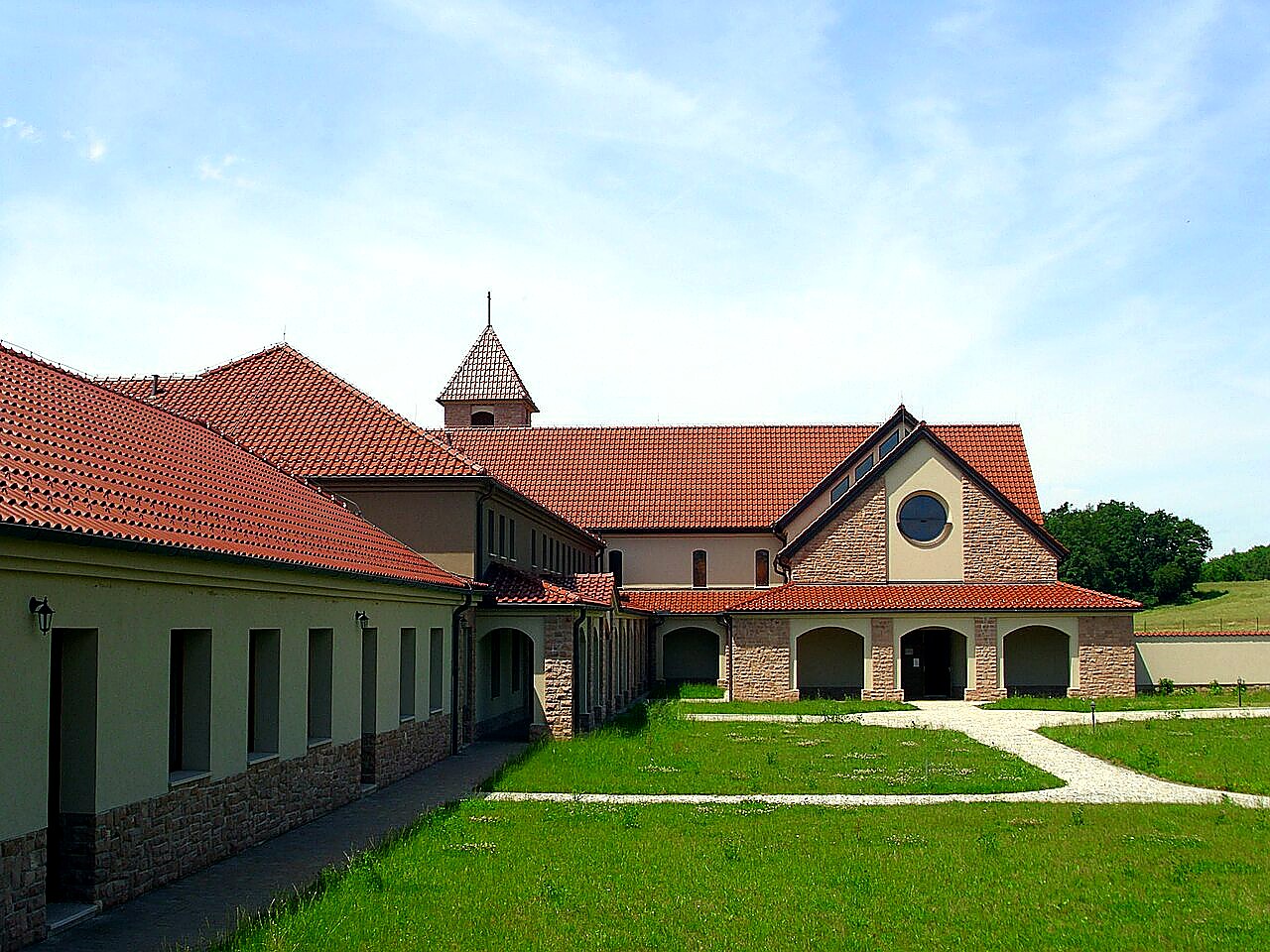 
<span>Klášter Naší Paní nad Vltavou</span>
