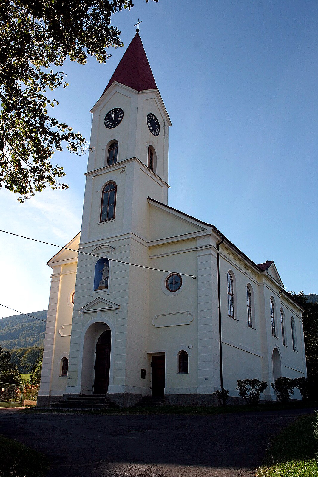 
<span>Kostel Nejsvětější Trojice (Bílý Potok)</span>
