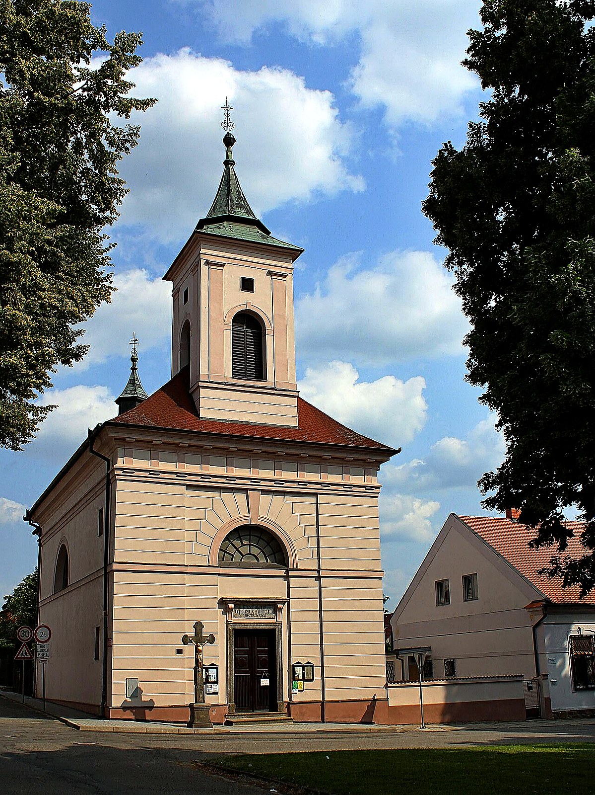 
<span>Kostel Povýšení svatého Kříže (Sezimovo Ústí)</span>
