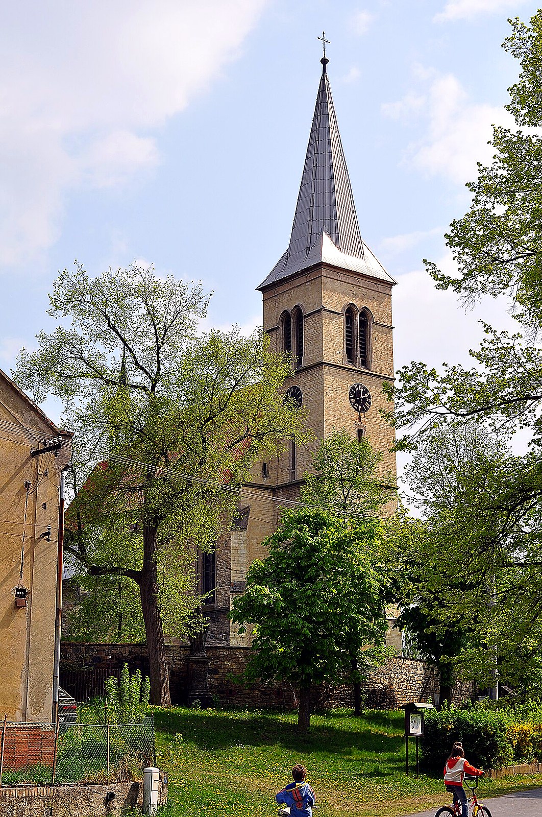 
<span>Kostel Povýšení svatého Kříže (Radonice nad Ohří)</span>
