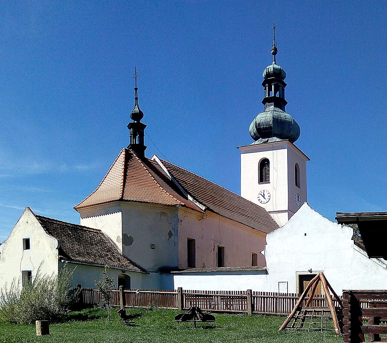 
<span>Kostel svatého Jana Nepomuckého s farou</span>
