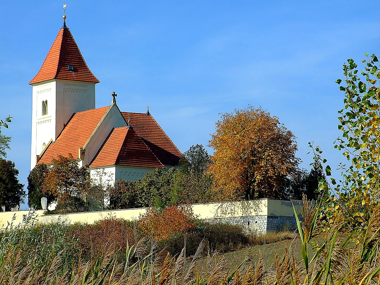 
<span>Kostel svatých Jana a Pavla (Krteň)</span>
