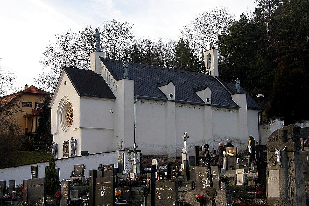 
<span>Pohřební kaple Povýšení sv. Kříže v Lysicích</span>
