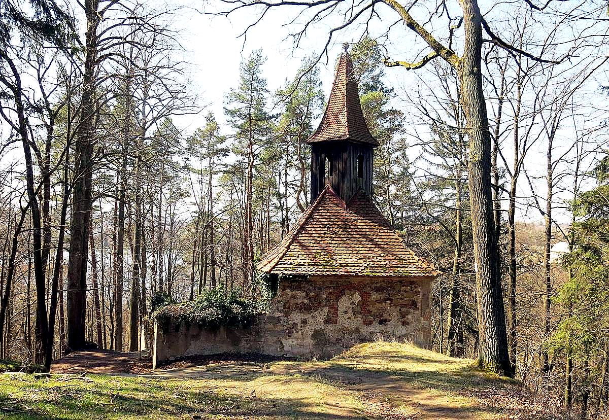 
<span>kaple Nejsvětější Trojice u cesty k zámku Lemberk</span>
