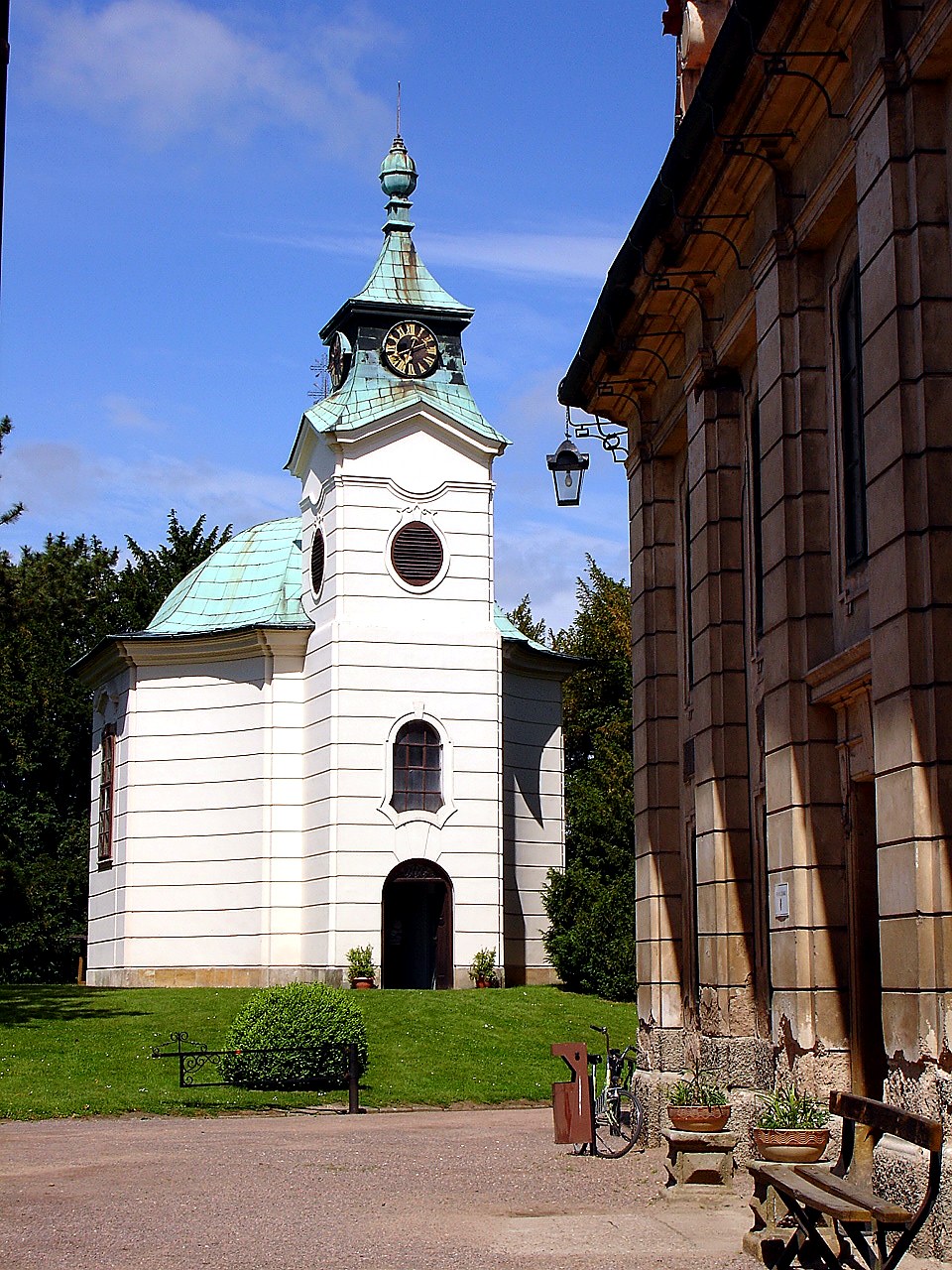 
<span>kaple Zvěstování Panny Marie Sedmibolestné u zámku Karlova Koruna</span>

