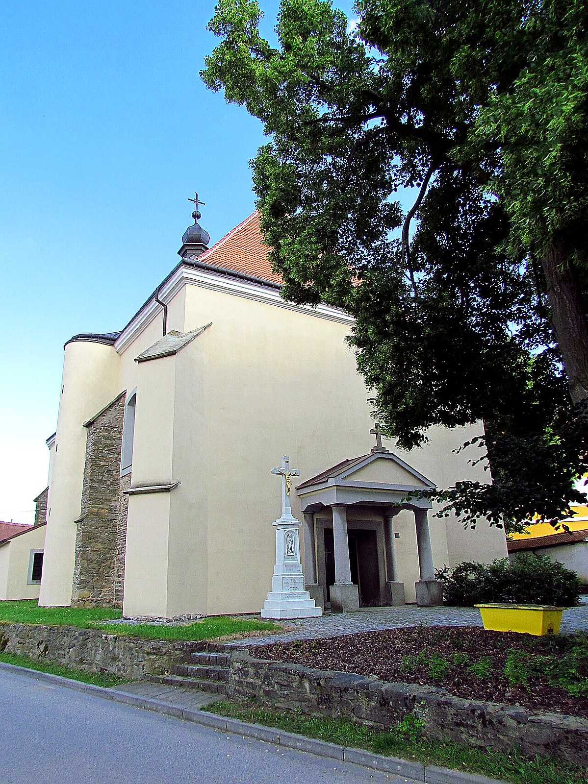 
<span>kostel Nanebevzetí Panny Marie (Rouchovany)</span>
