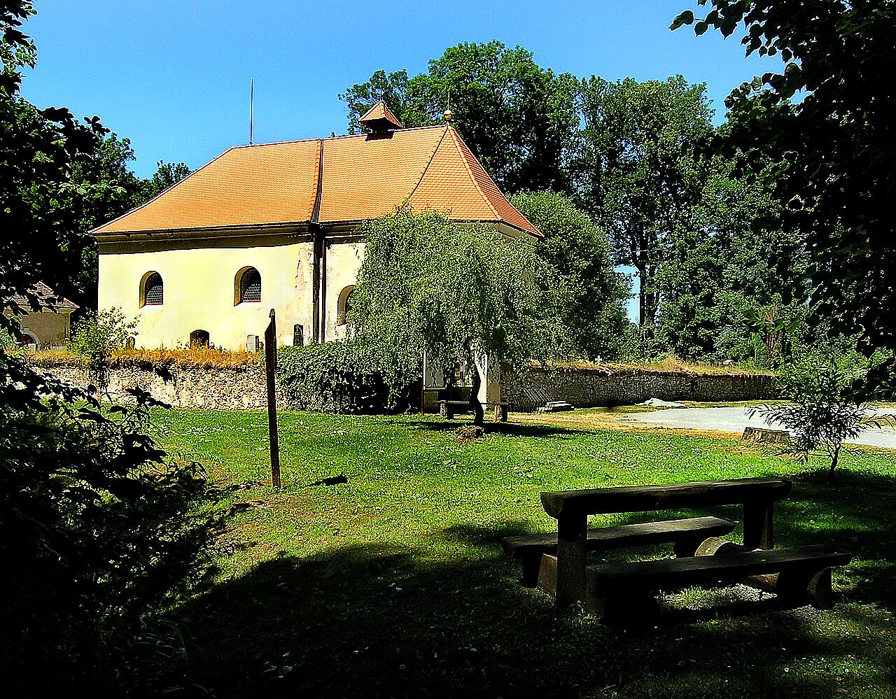 
<span>kostel svatého Archanděla Michaela (Valy)</span>
