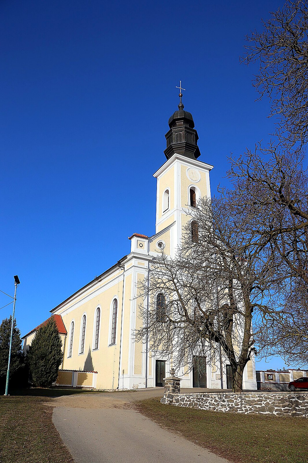 
<span>kostel svatého Petra a Pavla (Velký Újezd)</span>
