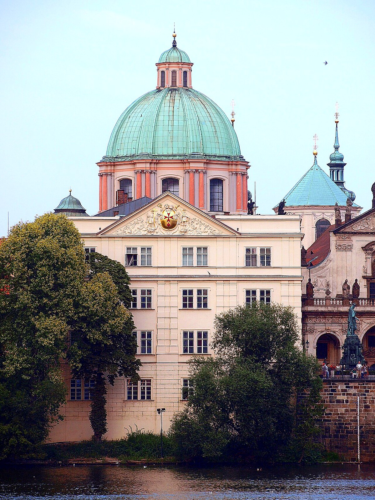 
<span>Klášter křižovníků s červenou hvězdou na Starém Městě v Praze</span>
