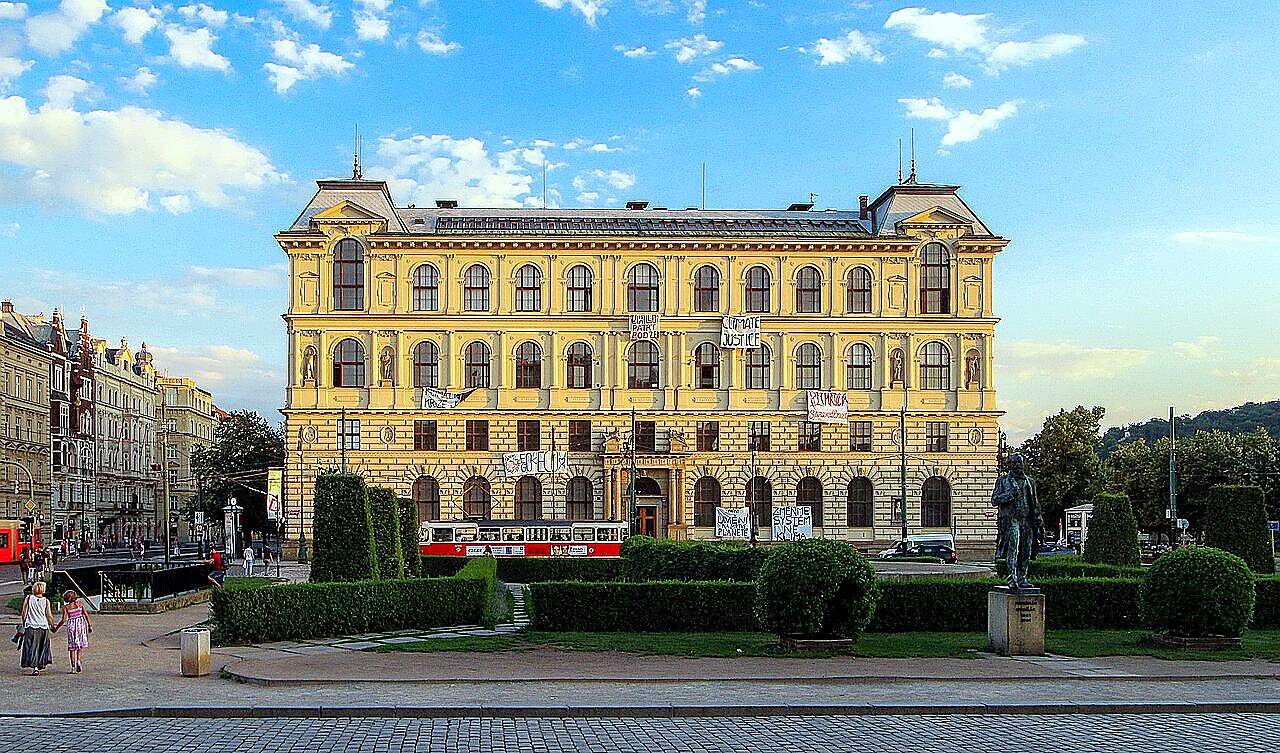 
<span>Vysoká škola uměleckoprůmyslová v Praze</span>
