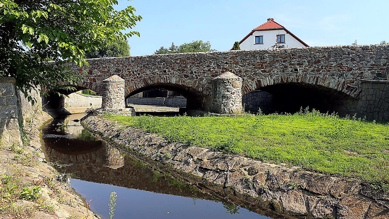 
<span>kamenný most v Želénkách</span>
