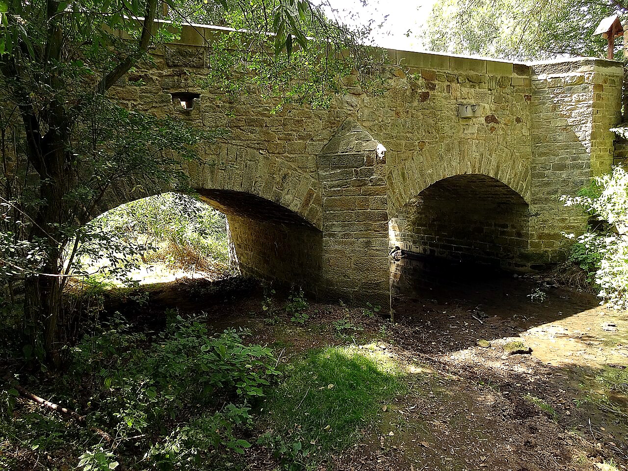 
<span>kamenný mostek přes Výmolu</span>
