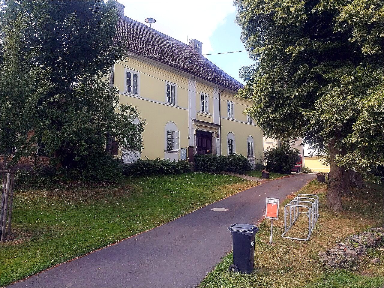 Fara s hospodářskými budovami