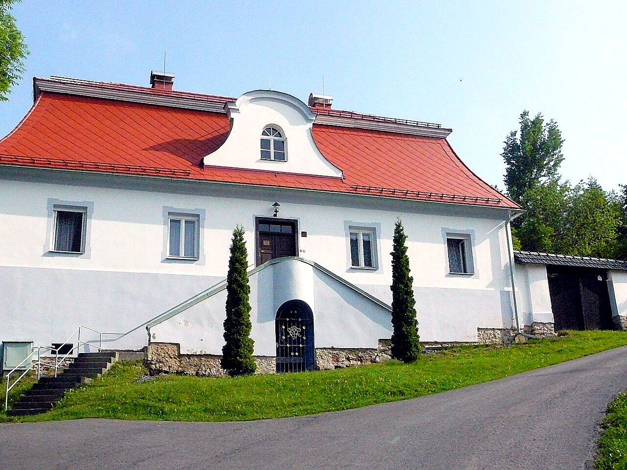 Fara s přilehlou branou