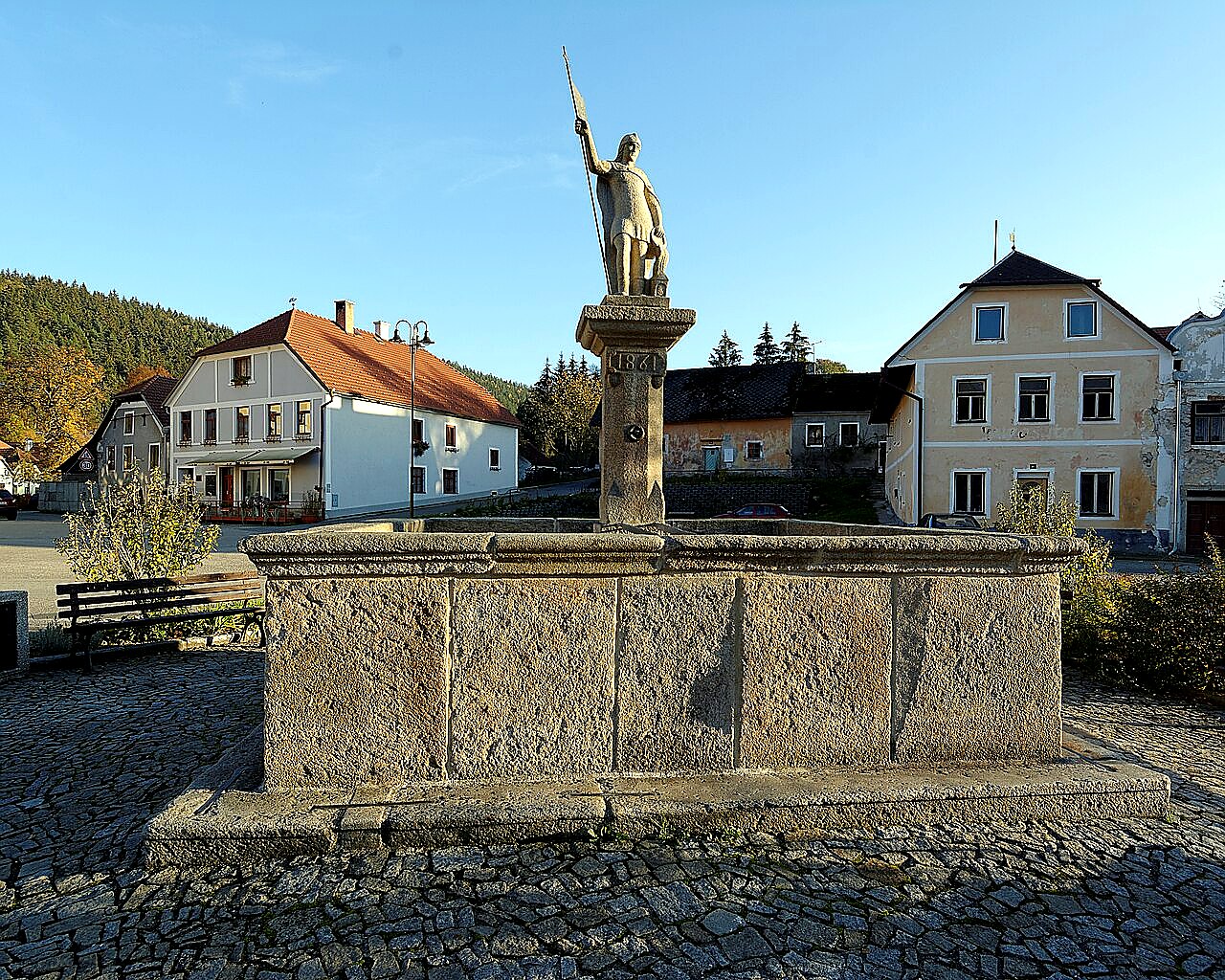 Kašna se sochou svatého Floriána