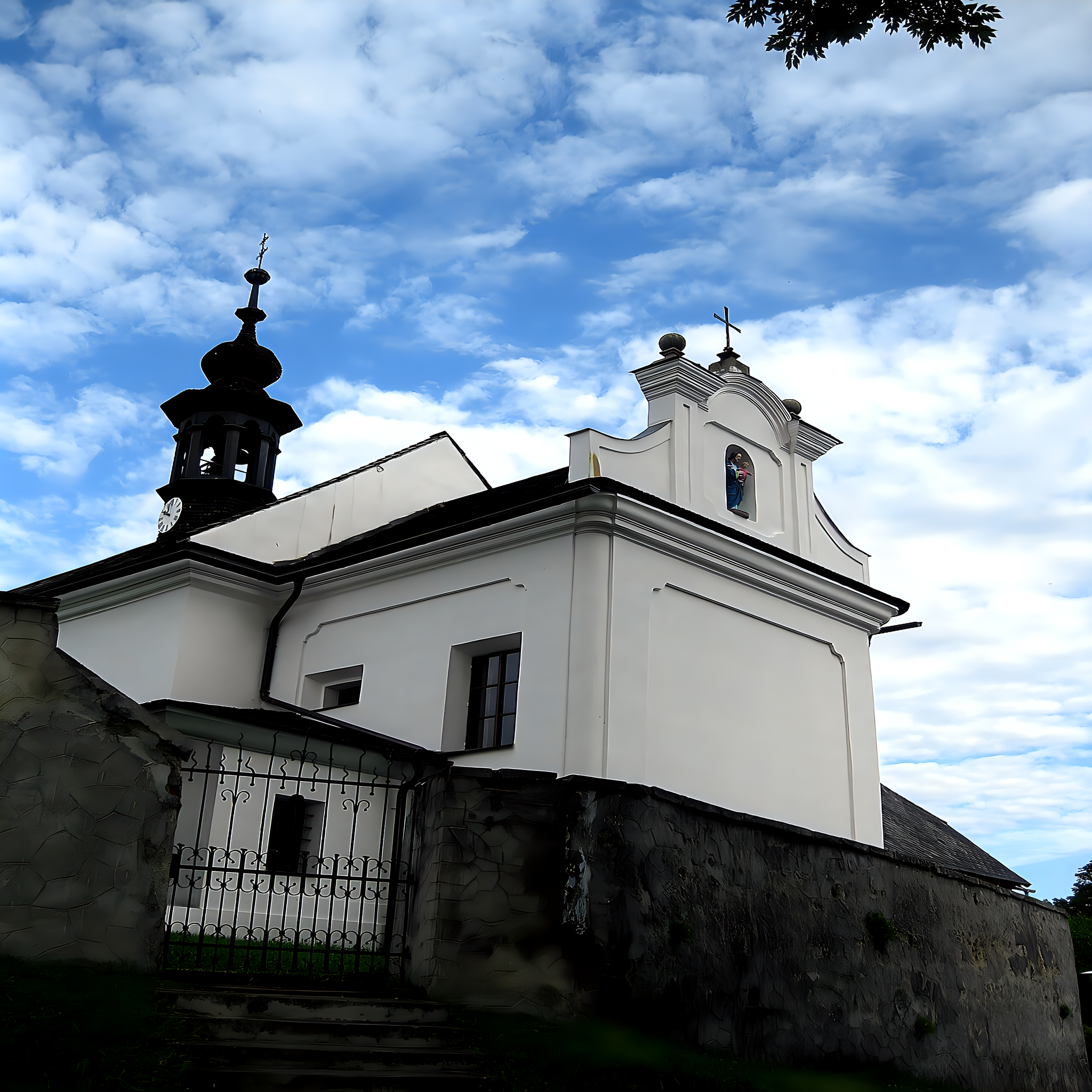 
<span>Kostel svaté Rodiny a svatého Jana Nepomuckého</span>
