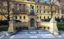 Pomník Vítězslava Hálka na Karlově náměstí v Praze