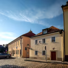 Apolinářská 8