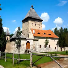 Areál zámku a dvou tvrzí v Kestřanech
