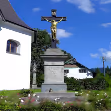 Dva litinové kříže s kamennými podstavci