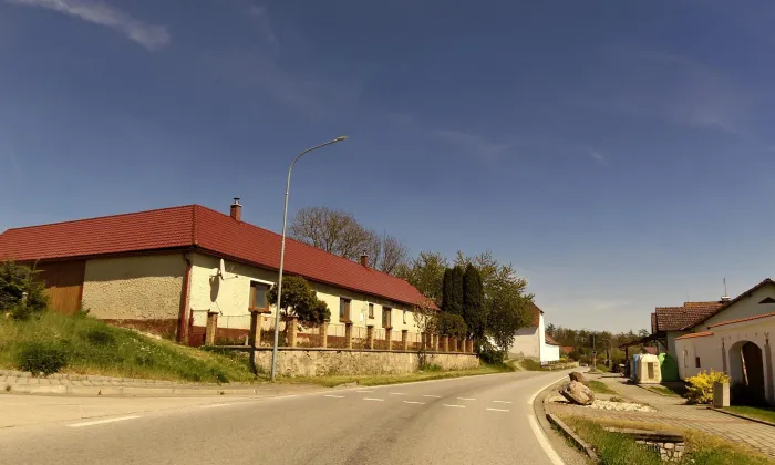 Boží muka západně od Březnice na rozcestí