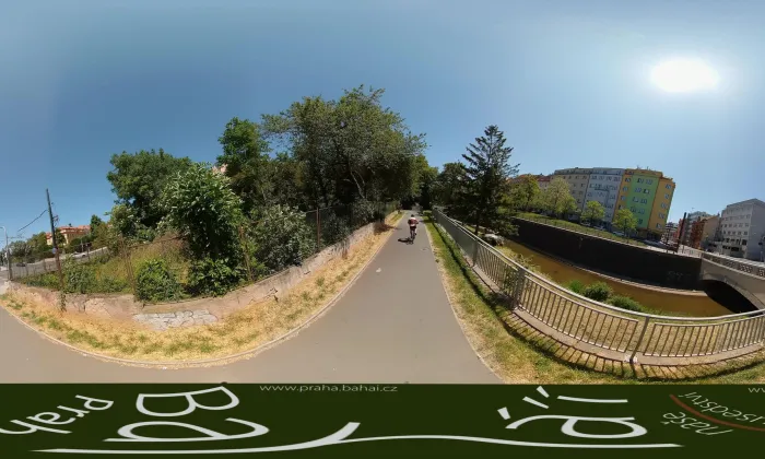 betonový most Zenklovy ulice přes Rokytku