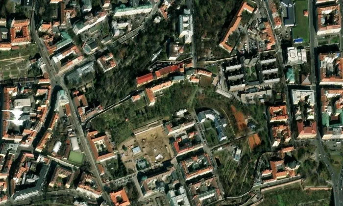 Apolinářská 8 – letecký pohled