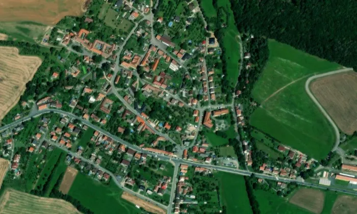 Bývalý hřbitov v Kralicích nad Oslavou – letecký pohled