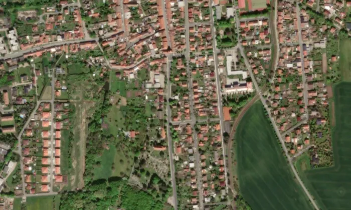 Bývalá synagoga Velvary – letecký pohled