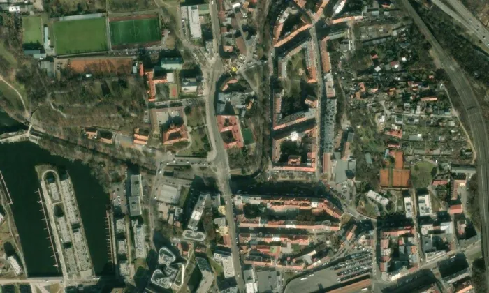 betonový most Zenklovy ulice přes Rokytku – letecký pohled