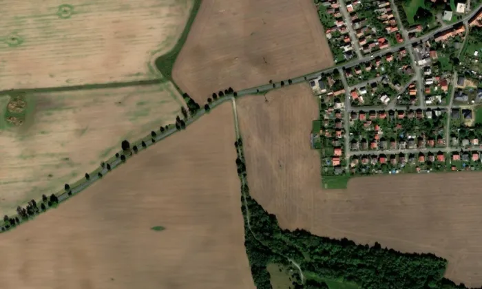 Boží muka u silnice jihozápadně od Březnice – letecký pohled