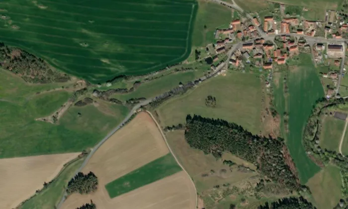 Boží muka u silnice západně od Drážkova – letecký pohled