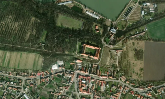Boží muka v Jaroslavicích u kostela svatého Jiljí – letecký pohled