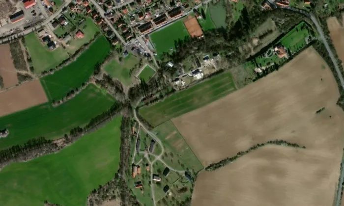 Boží muka ve skanzenu v Kouřimi – letecký pohled