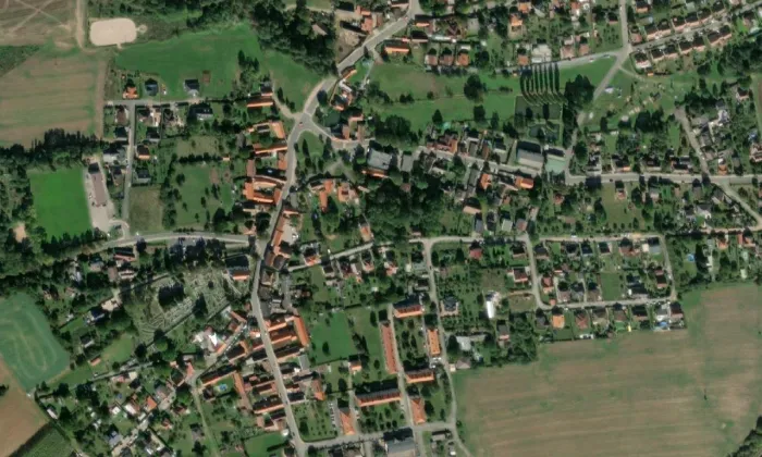 Brána s brankou usedlosti čp. 4 – letecký pohled