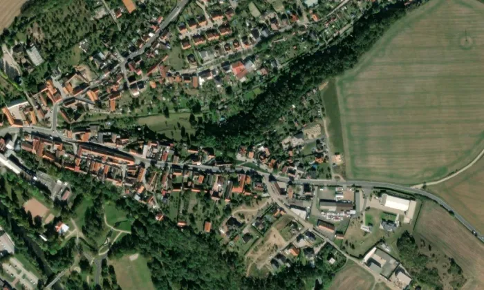 Brána s brankou usedlosti Božkov čp. 38 – letecký pohled