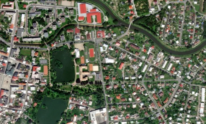 Budova Gymnázia Jana Opletala – letecký pohled