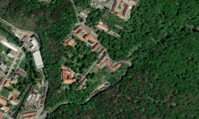 Budova hostince u Zámku Náměšť nad Oslavou – letecký pohled